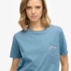 T-shirt con tasca tinta in capo e logo Essential