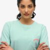 T-shirt con tasca tinta in capo e logo Essential