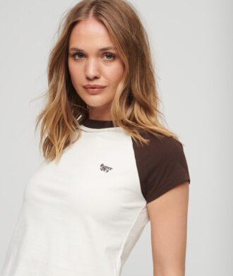 T-shirt raglan con logo Essential in Organic Cotton