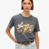 T-shirt Tattoo Script dal taglio morbido T-shirt Tattoo Script dal taglio morbido