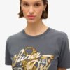 T-shirt Tattoo Script dal taglio morbido T-shirt Tattoo Script dal taglio morbido