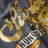 T-shirt Tattoo Script dal taglio morbido T-shirt Tattoo Script dal taglio morbido