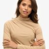 Top a maniche lunghe con collo alto arricciato