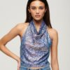 Top con paillettes, collo a cappuccio e scollo all’americana