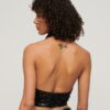 Top con paillettes, collo a cappuccio e scollo all’americana