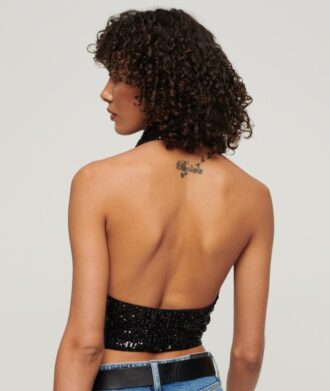 Top con paillettes, collo a cappuccio e scollo all’americana