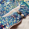 Top con paillettes, collo a cappuccio e scollo all’americana