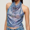 Top con paillettes, collo a cappuccio e scollo all’americana