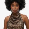 Top con scollo a cappuccio e paillettes