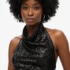 Top con scollo a cappuccio e paillettes