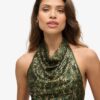 Top con scollo a cappuccio e paillettes