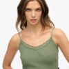 Top corto con spalline e bordi in pizzo Athletic Essentials