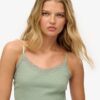 Top corto con spalline e bordi in pizzo Athletic Essentials
