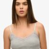 Top corto con spalline e bordi in pizzo Athletic Essentials